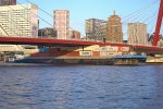 Śródlądowy kontenerowiec utknął pod mostem w Rotterdamie