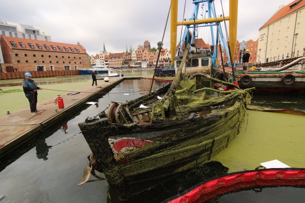 Wrak jachtu Incentive wyciągnięty z gdańskiej mariny! [VIDEO]