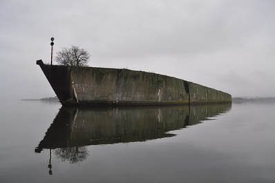 Betonowiec na jeziorze Dąbie.