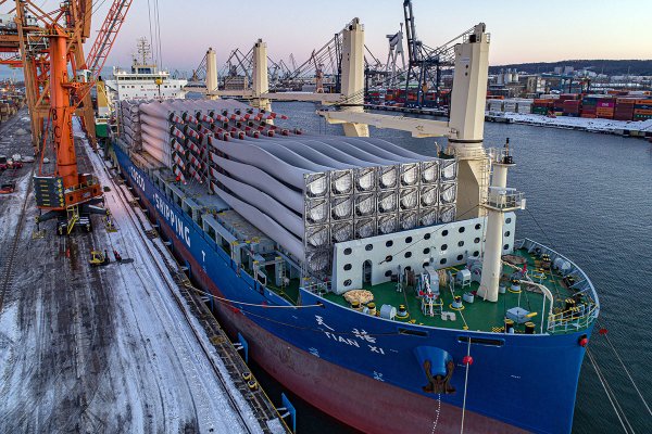 Dostawa łopat śmigieł turbin wiatrowych wpłynęła do Portu Gdynia