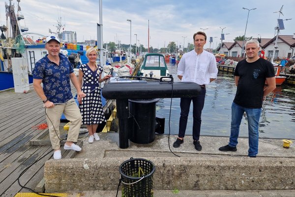 Kolejny morski kosz wyłowi odpady z portu w Kołobrzegu