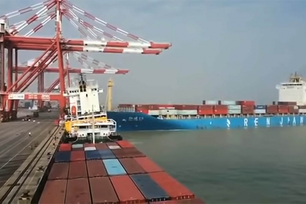 Poważna kolizja kontenerowców w chińskim terminalu [VIDEO]
