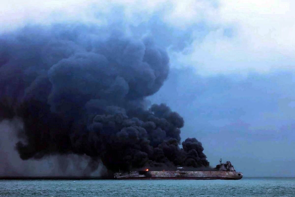 Chiny: Eksplozja na płonącym tankowcu wstrzymała akcję ratunkową