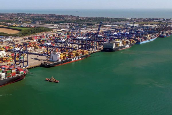 Największy brytyjski port zakorkowany przez brak kierowców ciężarówek