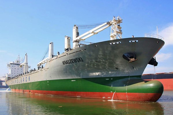 Statek Kraszewski z 20 tysiącami ton saletry amonowej utknął na redzie portu w Indiach...