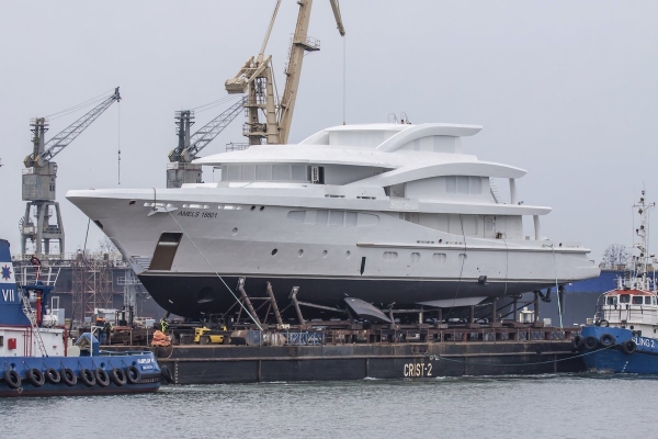Pierwszy hybrydowy jacht stoczni Amels holowany z Gdyni do Holandii