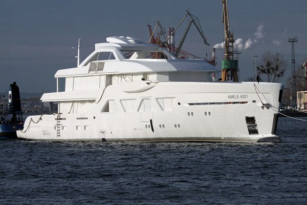 Częściowo wyposażony superjacht nowego modelu Amels 60 opuścił stocznię Damen Shipyards...
