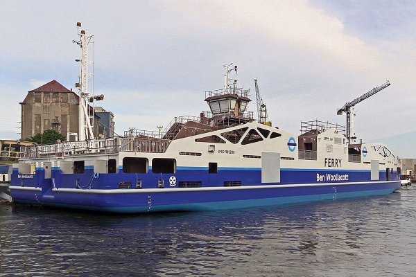 Równoczesne wodowanie dwóch promów hybrydowych w stoczni Remontowa Shipbuilding