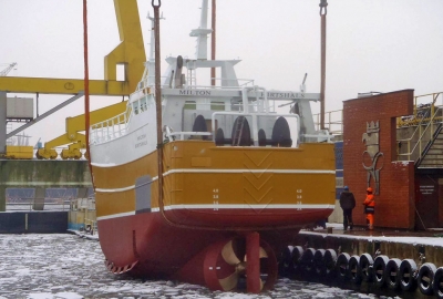 Kadłub niewielkiego statku rybackiego ze Szczecina wyposażany w Danii