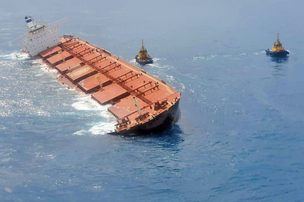 Wielki rudowiec z poważnym przechyłem, zagrożony zatonięciem u brzegów Brazylii