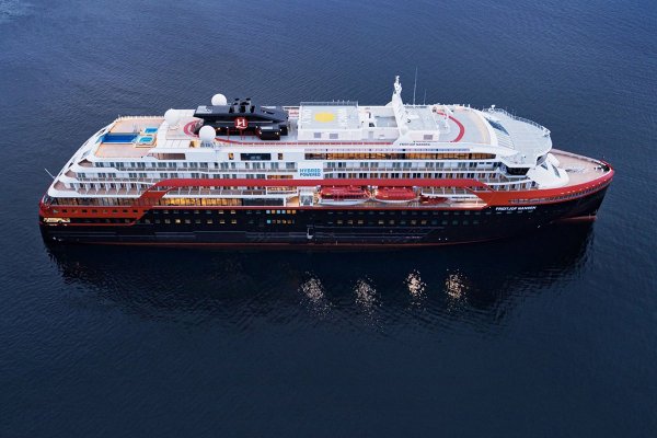 Tom Cruise czarteruje dwa statki Hurtigruten unikając Covid-19, ale ma nowe problemy
