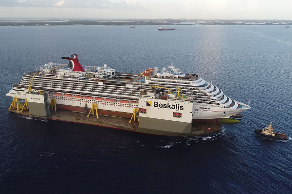 Boka Vanguard z wycieczkowcem Carnival Vista na pokładzie już w stoczni [VIDEO]