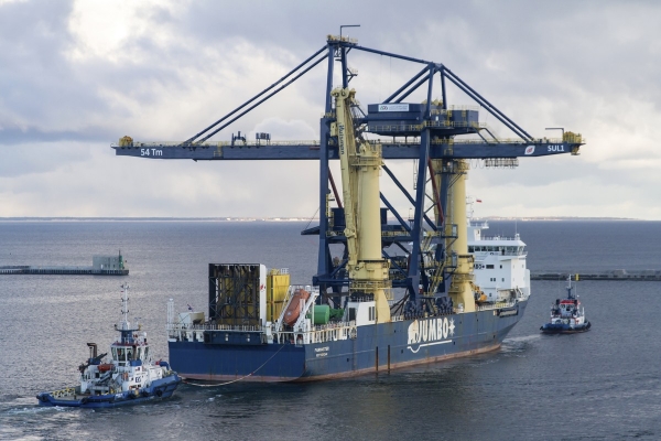 Suwnica nabrzeżowa zbudowana w Gdyni płynie do Algierii [ZDJĘCIA, VIDEO]