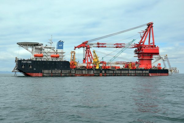 Rosyjska barka Fortuna wznowiła układanie rur gazociągu Nord Stream 2