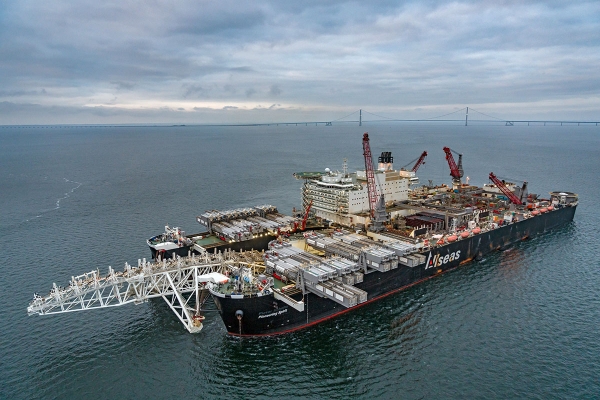 Jedna z największych jednostek pływających świata na Bałtyku - układa gazociąg Nord Str...