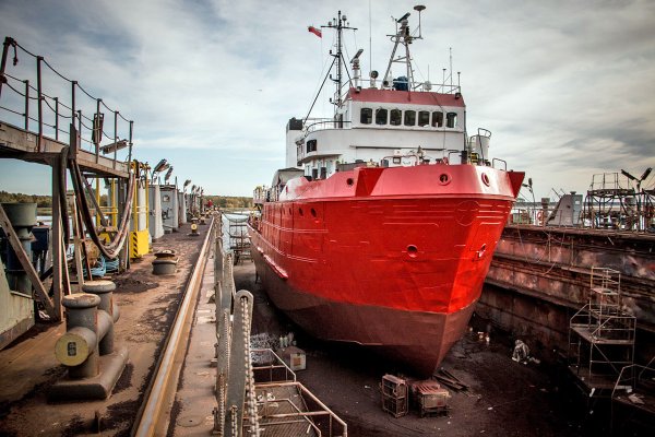 Ostatnia praca stoczni MSR Gryfia w Świnoujściu - statek migrantów