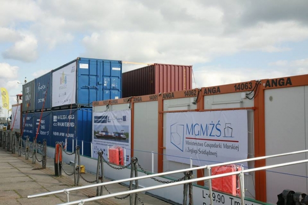 Barka z kontenerami płynie Wisłą z Gdańska do Warszawy
