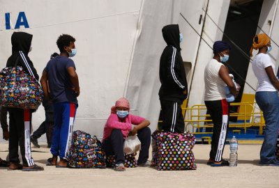 Trwa napływ migrantów na Lampedusę, w ośrodku cztery razy więcej osób niż miejsc