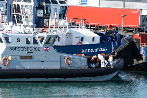 Wielka Brytania: Cztery osoby zginęły, 43 uratowano po wywróceniu się pontonu z migrant...