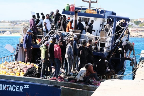 13 łodzi z migrantami przypłynęło w ciągu niecałej godziny na Lampedusę