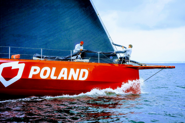 Jacht I love Poland ze złamanym masztem i uszkodzoną burtą