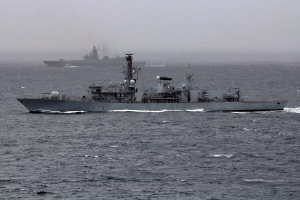Brytyjska fregata śledzi ruchy dwóch rosyjskich okrętów na Morzu Północnym