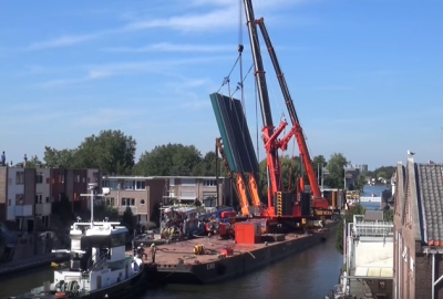 Wypadek na holenderskim kanale podczas przenoszenia sekcji mostu zwodzonego. Są ranni