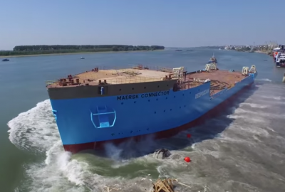Wodowanie kadłuba Maersk Connector - kablowca należącego do Maersk Supply Service