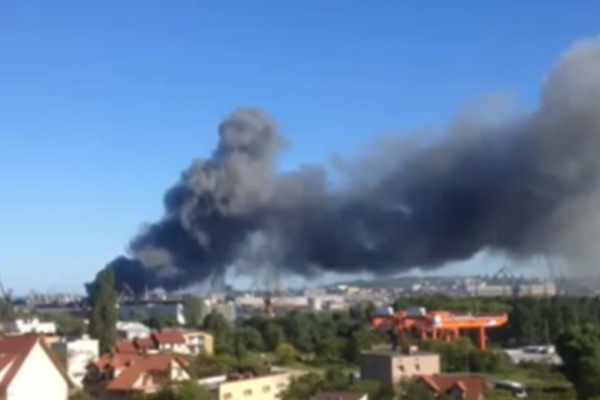 Pożar w gdyńskiej stoczni. Płonęła hala z łatwopalnymi materiałami