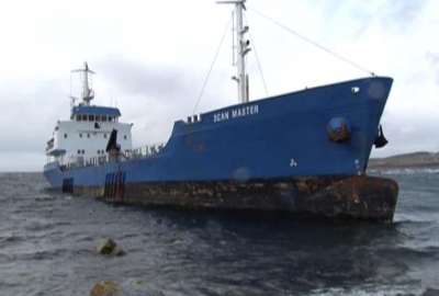 Mały tankowiec utknął na skalistej plaży u wybrzeży Norwegii