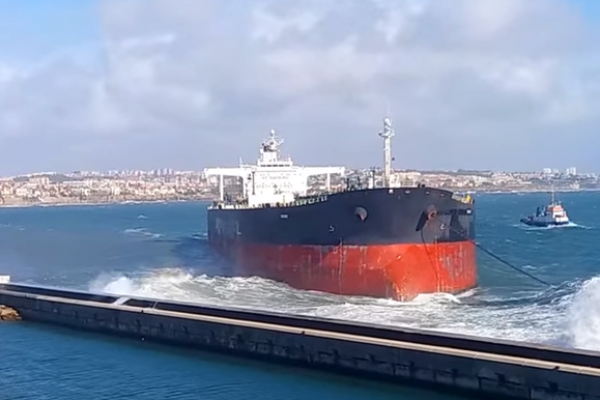 Portugalia: Blisko 300-metrowy statek osiadł na mieliźnie przy falochronie [VIDEO]