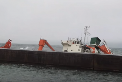 Japonia: statek osiadł na mieliźnie, ewakuowano załogę [VIDEO]