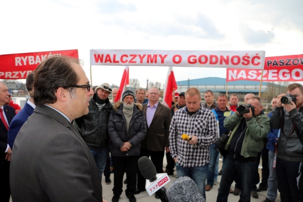 Minister Gróbarczyk spotkał się w Tolkmicku z rybakami