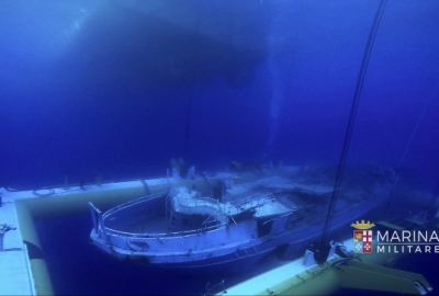 Podniesiono wrak łodzi, która zatonęła w kwietniu 2015 roku. Pod pokładem setki ciał...