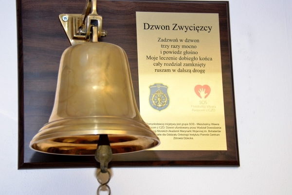 Uroczystość odsłonięcia dzwonu w Klinice Onkologii w Instytucie 