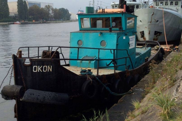 Prawie stuletni holownik przypłynął do Stoczni Rybackiej w Gdańsku