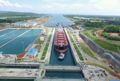 Testowa przeprawa masowca przez rozbudowany Kanał Panamski [VIDEO]