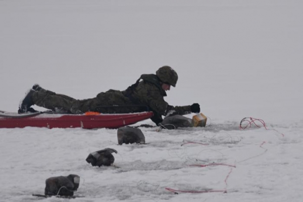 Żołnierze 16 PDZ pomagają w usuwaniu zatorów lodowych
