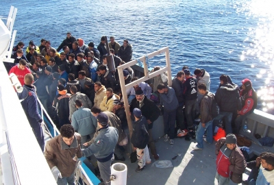 Włochy: 50 nielegalnych imigrantów wywołało niepokoje i szkody na promie