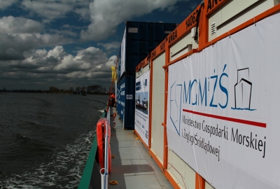 Barka z kontenerami płynąca z Gdańska do Warszawy jest w kujawsko-pomorskim