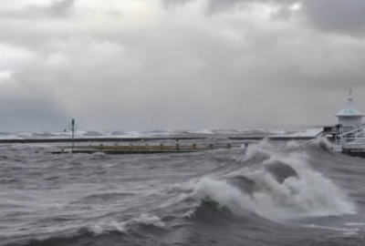 Pomorskie: W Ustce zalany bulwar portowy. Nie ma zagrożenia dla ludzi