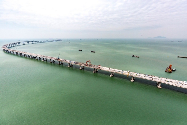 Najdłuższy w Chinach most autostradowy ponad wodą bliski ukończenia [VIDEO]