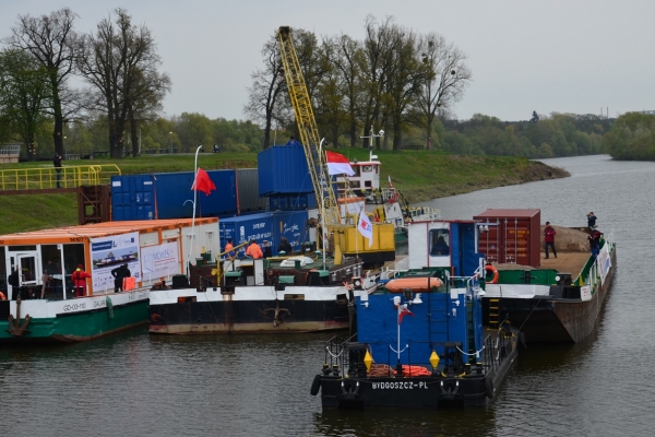 OT Logistics wspiera promocyjny rejs barki Wisłą z Gdańska do Warszawy