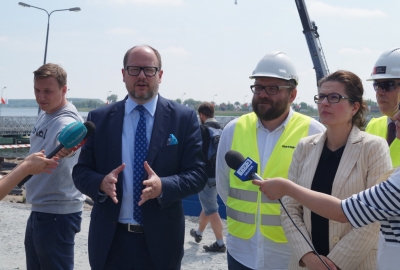 Wizyta prezydenta Gdańska na budowie zwodzonego mostu w Sobieszewie 