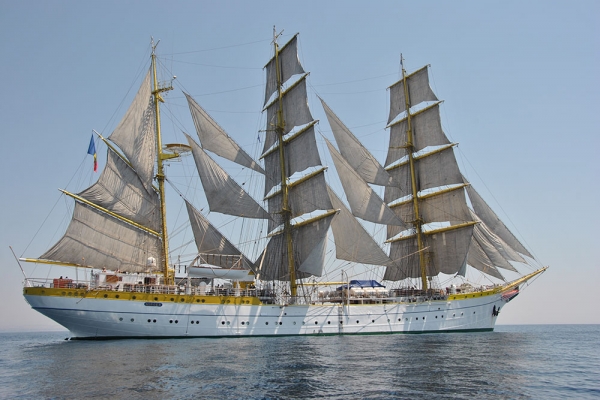 Żaglowiec Mircea i okręty wojenne w Porcie Gdynia