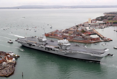 Nowy brytyjski lotniskowiec zawinął do swej bazy w Portsmouth [VIDEO]