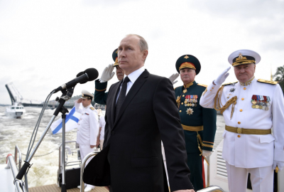 Putin przyjął w Petersburgu defiladę marynarki wojennej