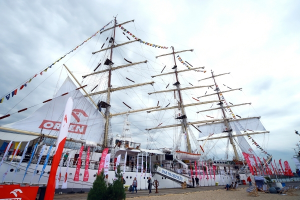 Dar Młodzieży, polska bandera i ekonomia