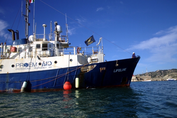 Kolejny statek NGO z migrantami nie wpłynie do włoskiego portu