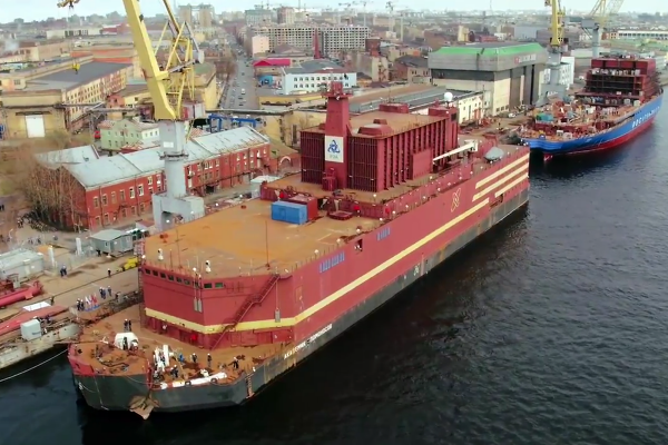 Rosyjska elektrownia jądrowa holowana przez Bałtyk - w asyście statku z Gdyni